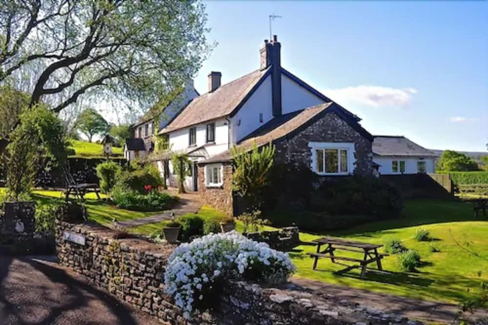 Usk - The Greyhound Inn and Hotel