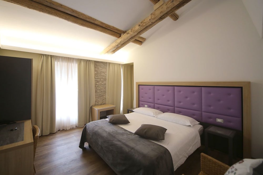 Caprino Veronese - Hotel Corona