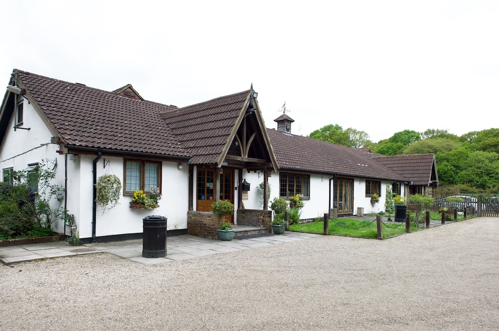 Gatwick - Little Foxes Hotel & Gatwick Airport Parking