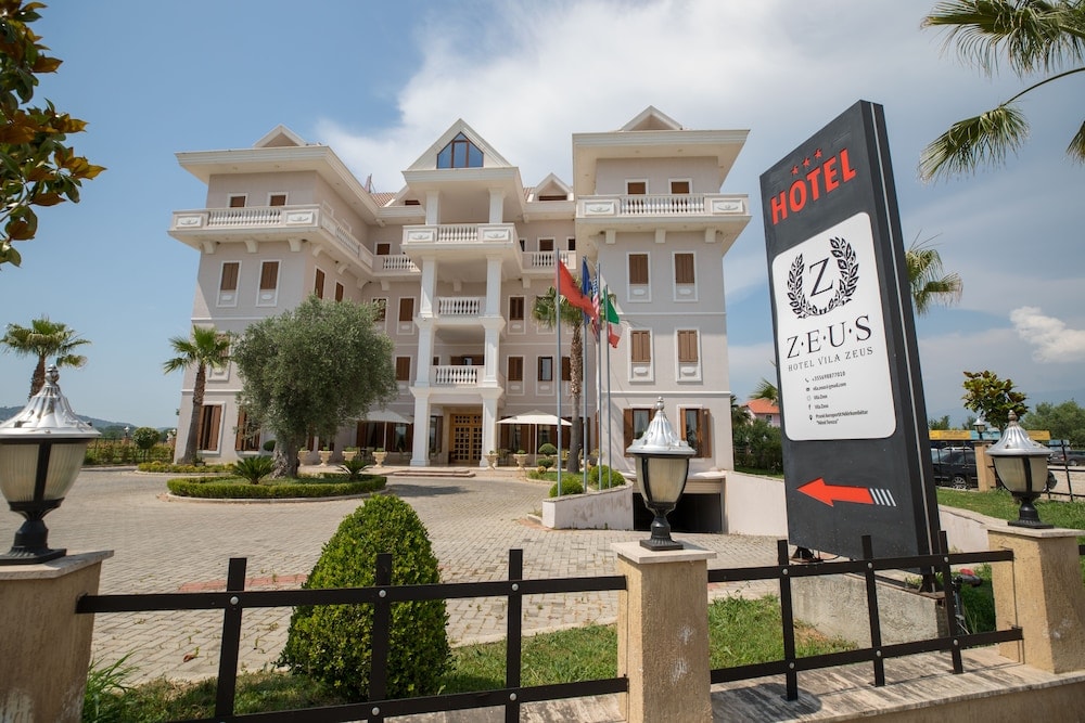 Rinas - Hotel Vila Zeus