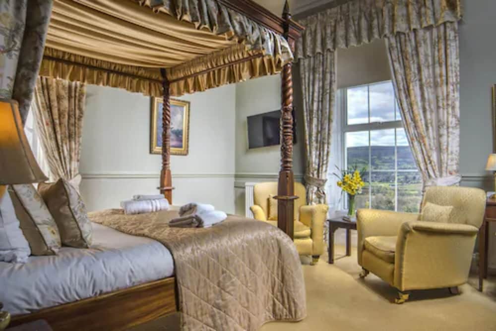 Crickhowell - The Manor Hotel