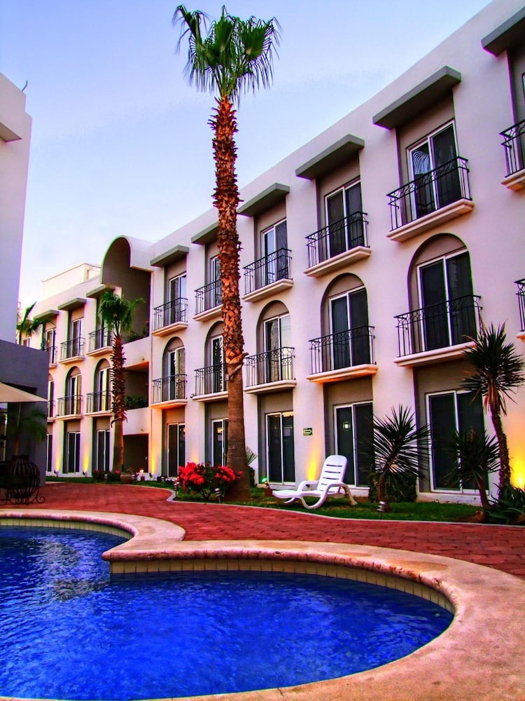 Cabo San Lucas - Seven Crown Express & Suites by Kavia