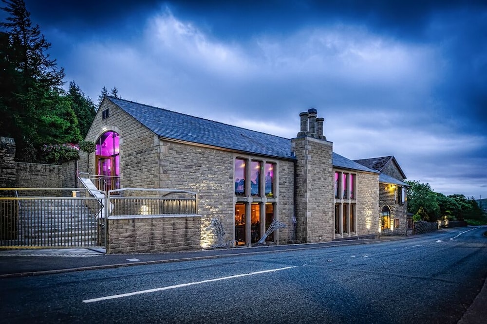 Oldham - The Saddleworth Hotel