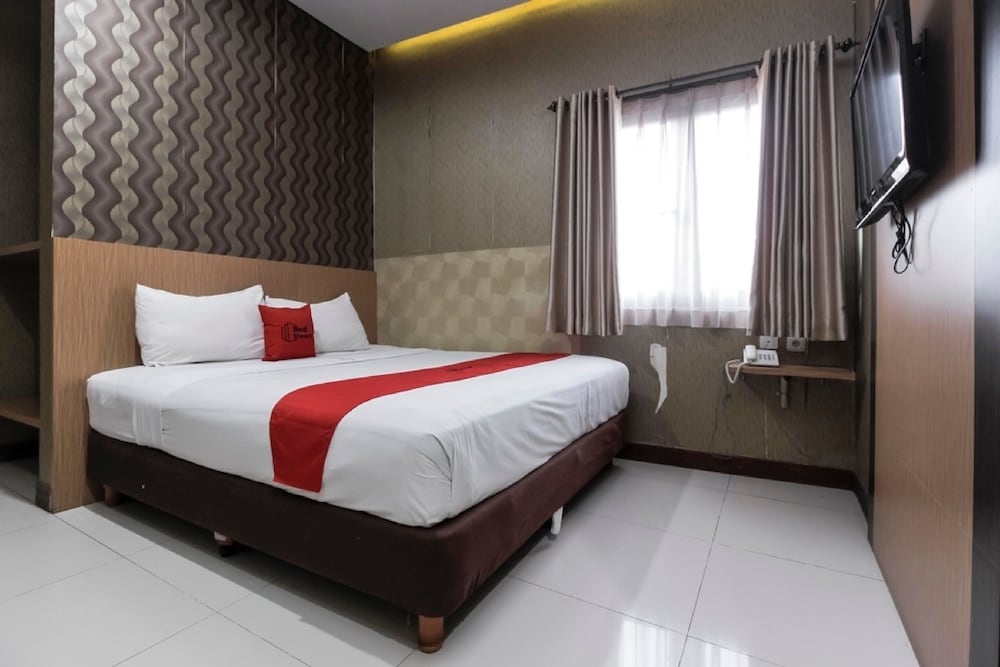Cirebon - RedDoorz Plus @ Tuparev Cirebon