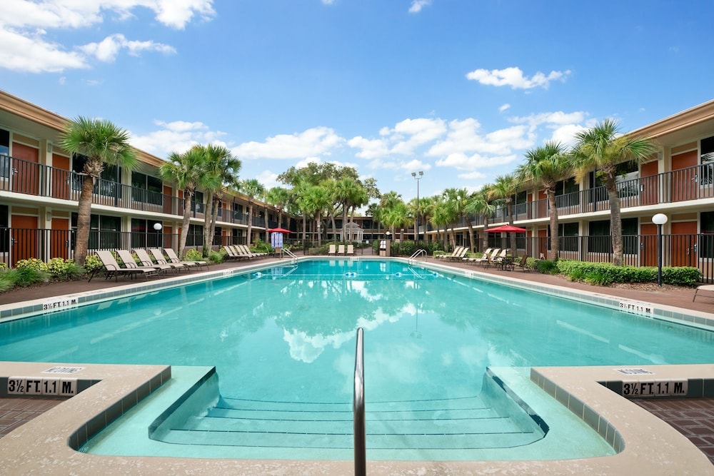 Lake Buena Vista - Ramada by Wyndham Kissimmee Gateway - Free Theme Park Shuttle
