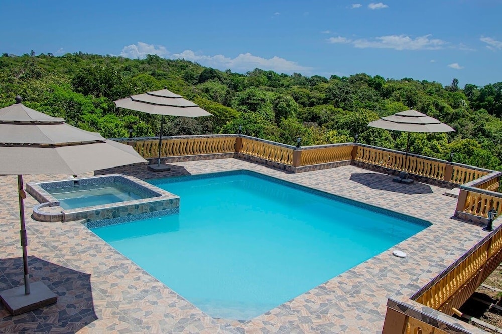 Runaway Bay - Blue Berry Hills Villa