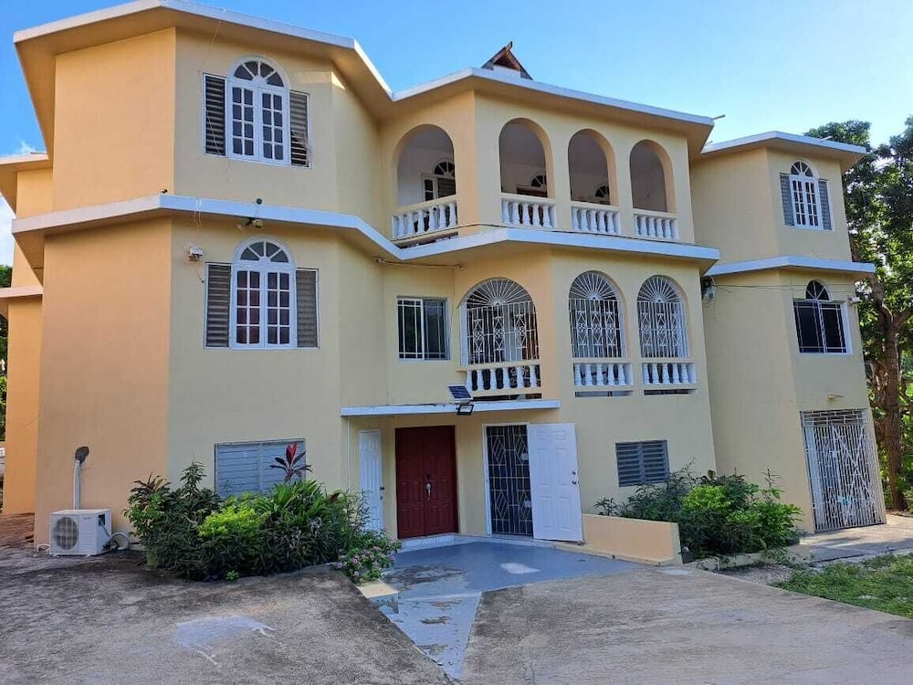 Montego Bay - Iron-Shore Apartments