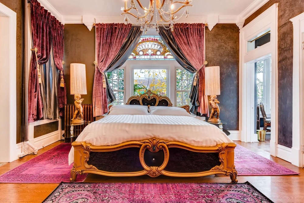 Denver (CO) - The Holiday Chalet Victorian