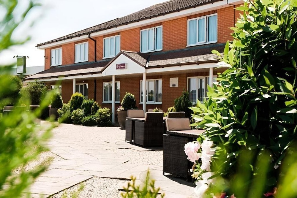Donington - Supreme Inn Boston