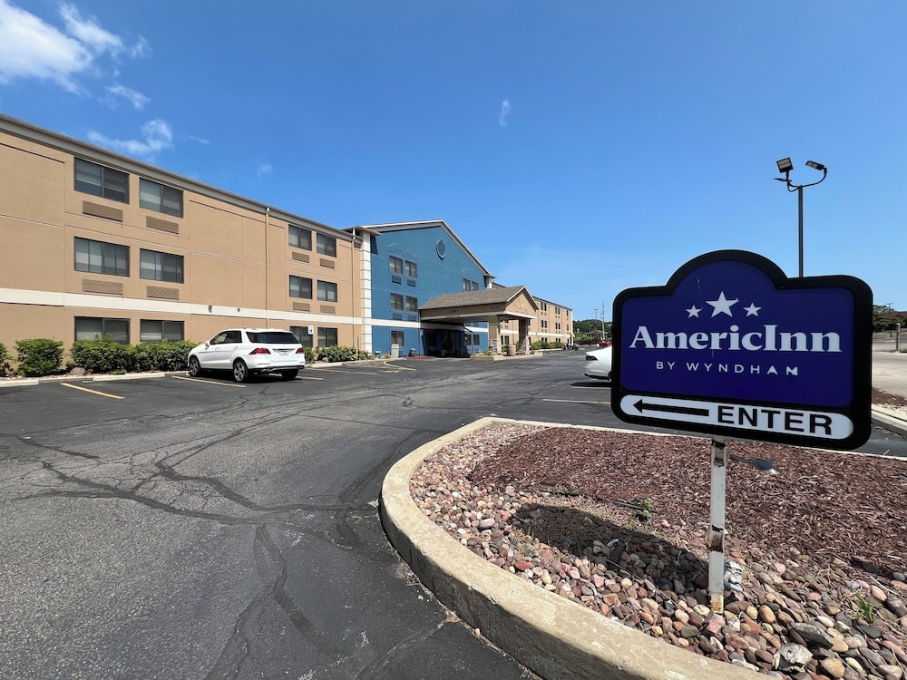 Milwaukee - AmericInn by Wyndham Glendale Milwaukee