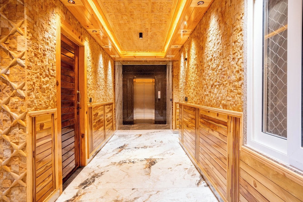 Naina Range - Golden Oak by The Lake Hill