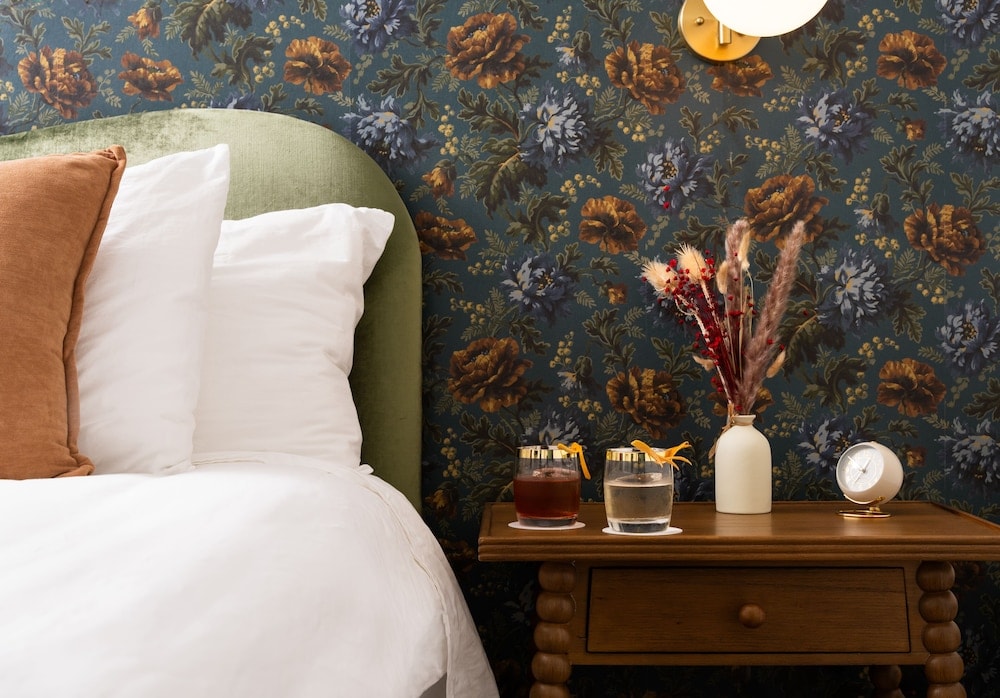 San Luis Obispo - Petit Soleil - Bed, Breakfast and Bar