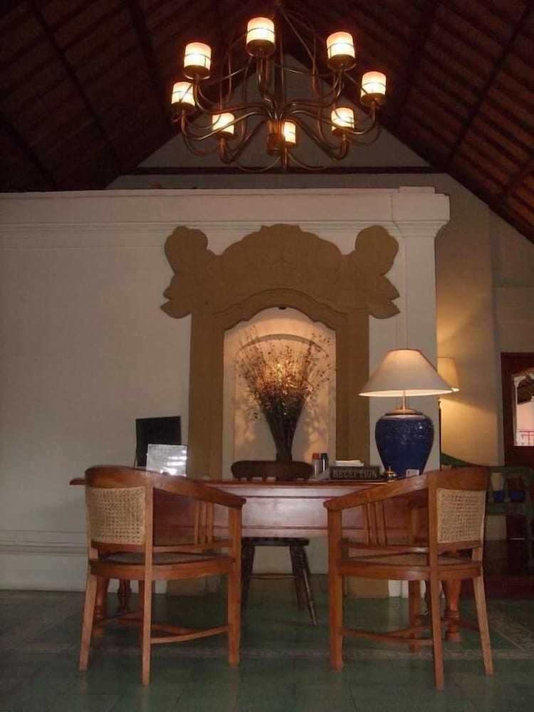 Strawberry Hill Hotel & Restaurant