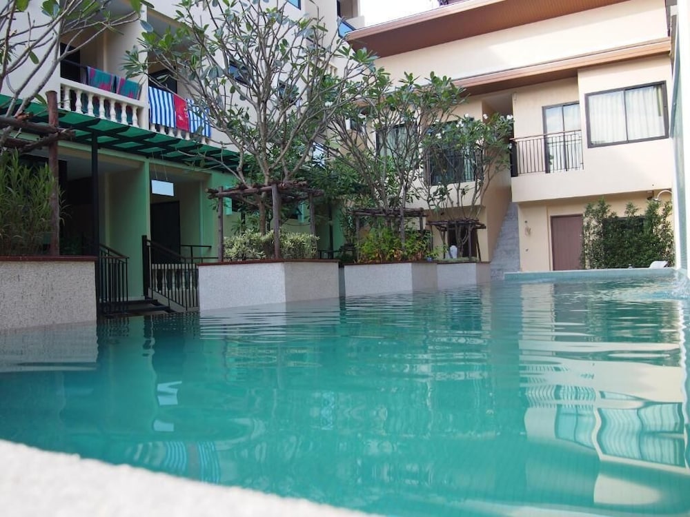Patong Beach - Royal Waves Hotel