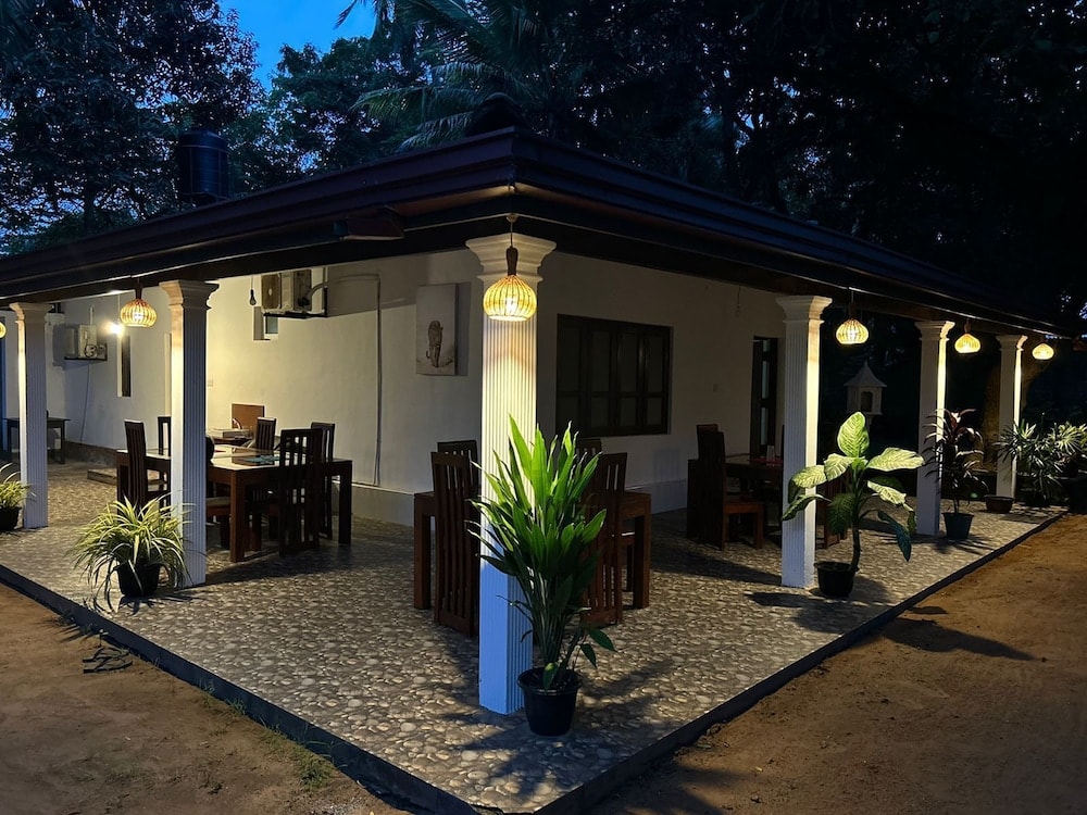 Tissamaharama - Lucas Lake Hotel