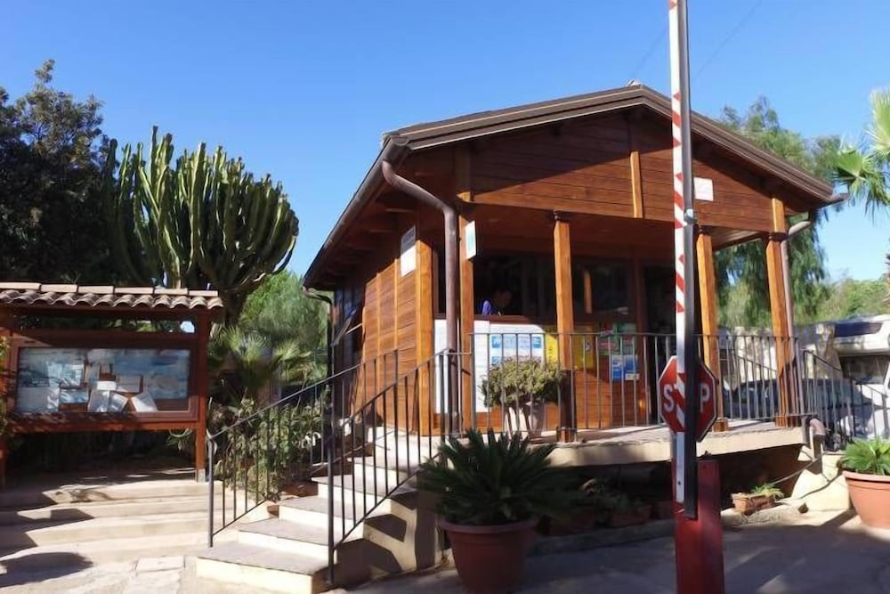 Ribera - Kamemi Village & Camping