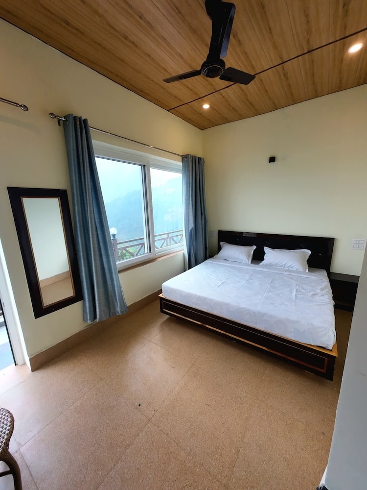 Naina Range - Harika Palace hidden awayfrom city chaos