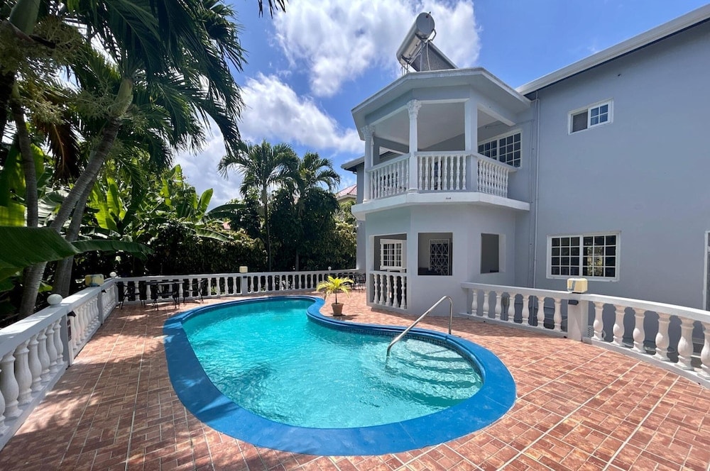 Stockholm - Runaway Bay - 5 Bed Villa Sleeps 14 - Private Pool - Smart TVs