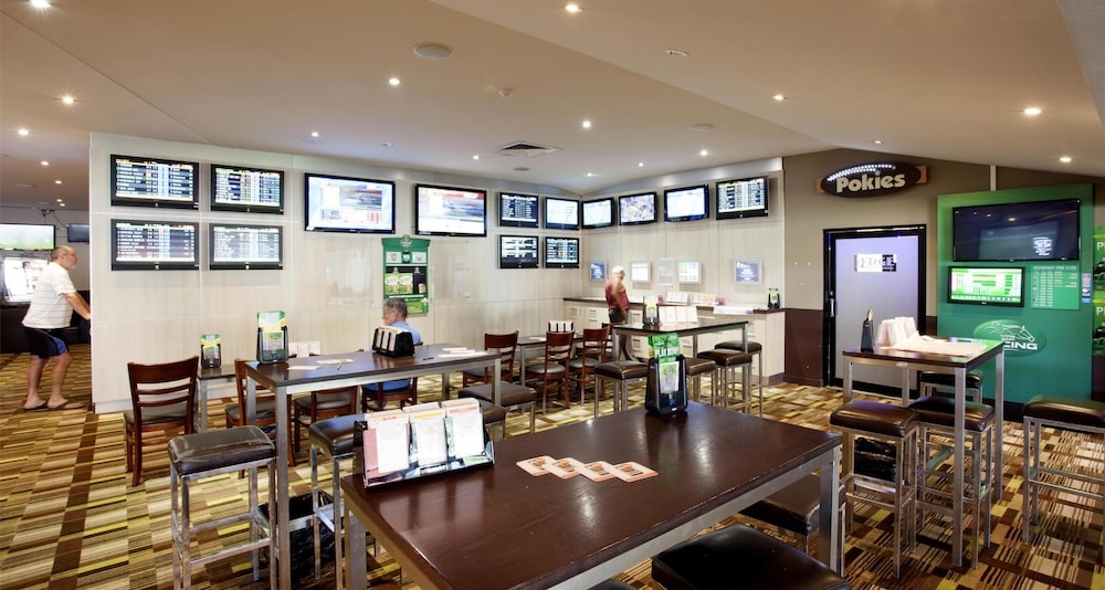 Cairns - Nightcap at Edge Hill Tavern