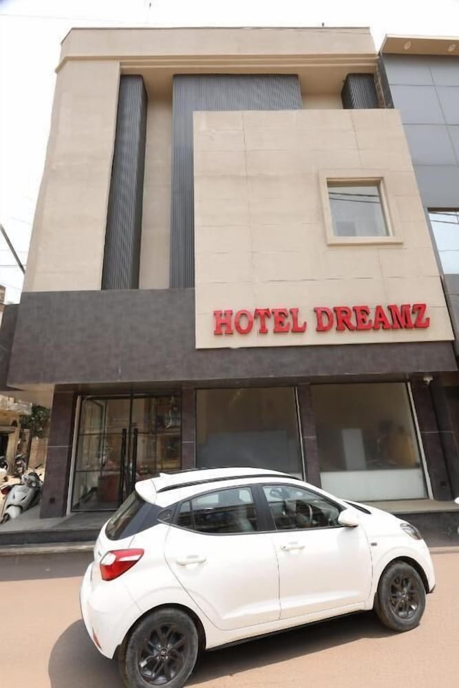 Karnāl - HOTEL DREAMZ