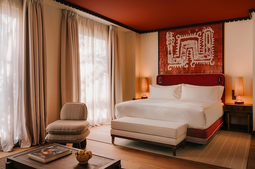 Palacio De Godoy Caceres, Curio Collection By Hilton