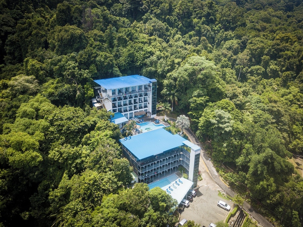 Quepos - El Faro Containers Beach Hotel