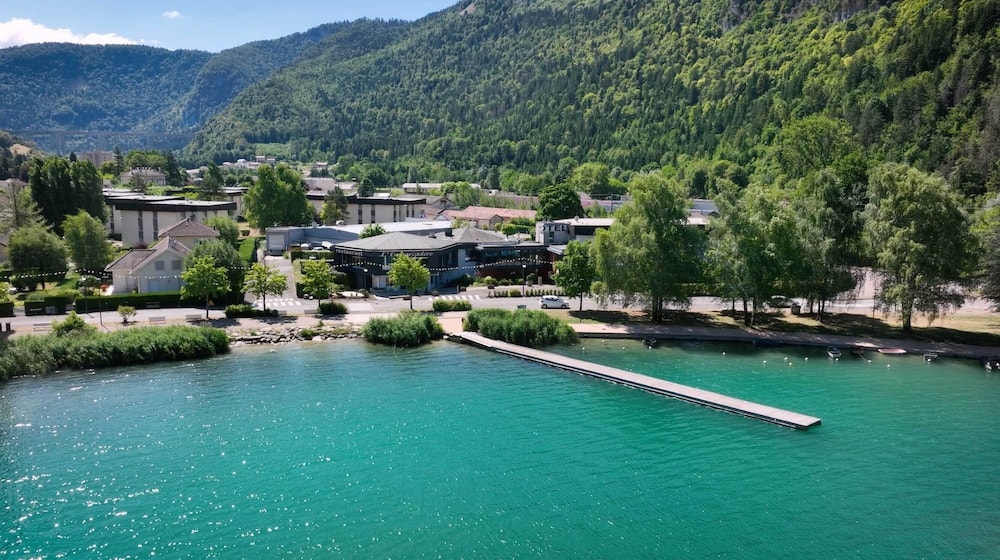 Nantua - Logis Hotel L'Embarcadère
