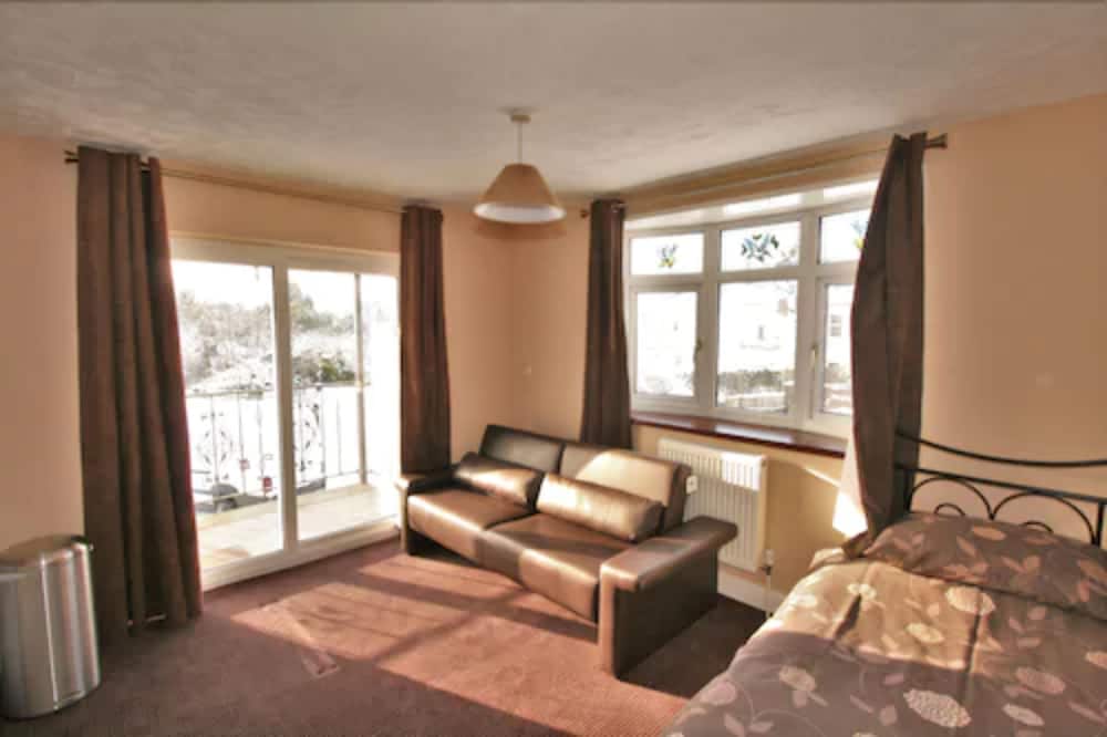 Cheltenham - Central Studios Gloucester Road by RoomsBooked - Free Parking
