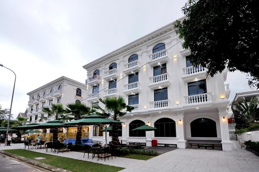 Thôn Xuân Lạc - Crown Nguyen Hoang Hotel