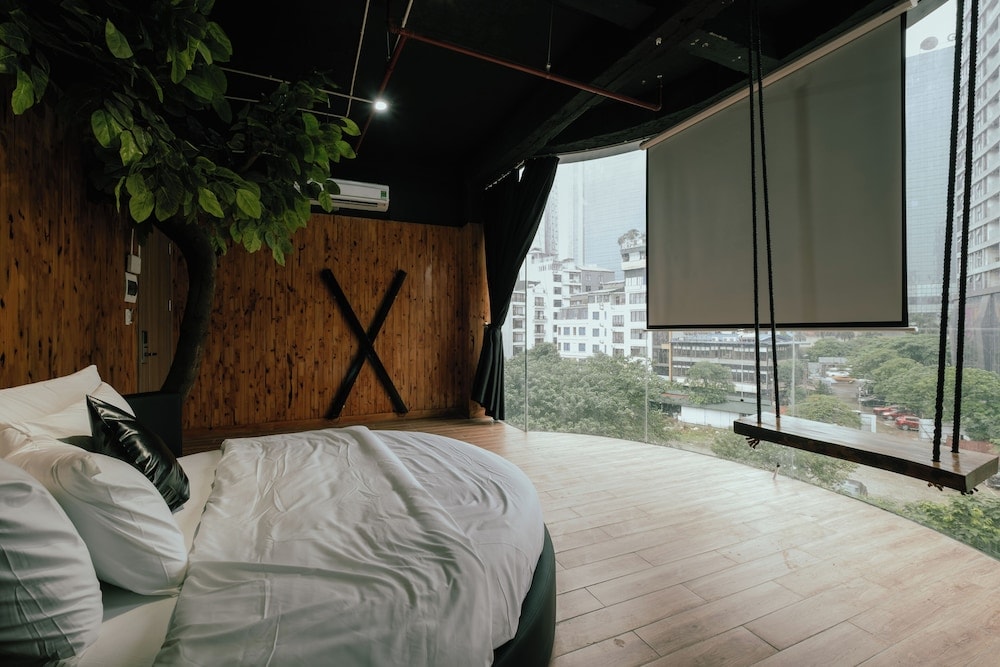 Hanoi - Love in the Atlantis Hotel