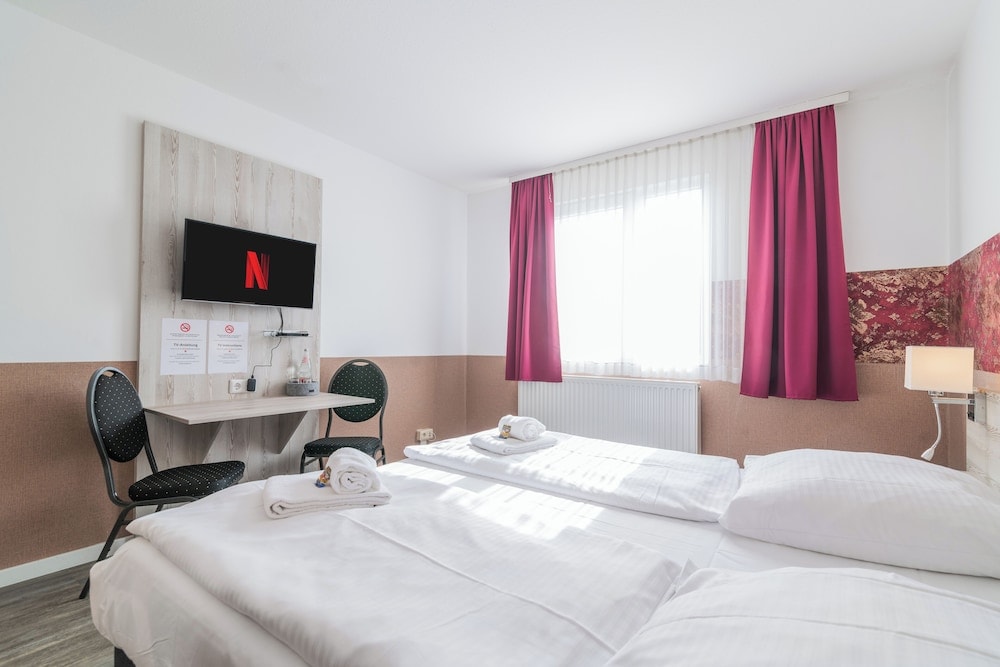 Garbsen - Hotel Café Galerie I Hannover-Garbsen I Free Parking