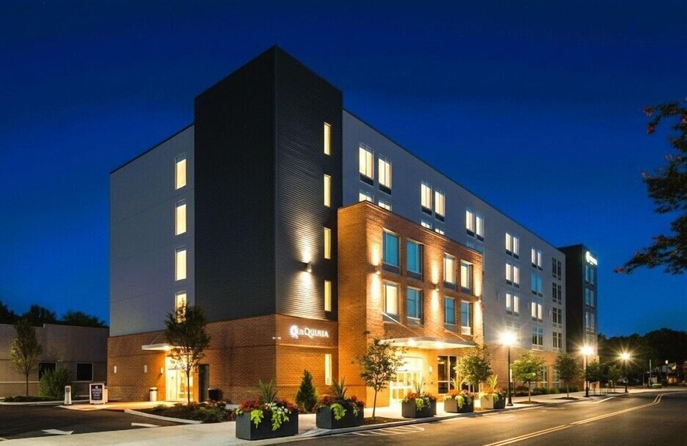 La Quinta Inn & Suites by Wyndham Chattanooga Downtown/South