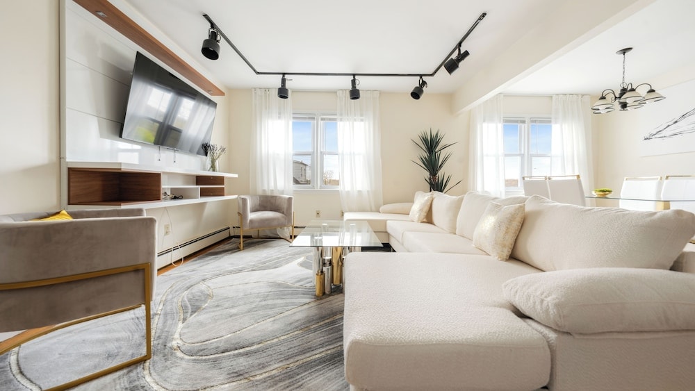 White Plains - Luxury NYC Home with Free Parking for 12