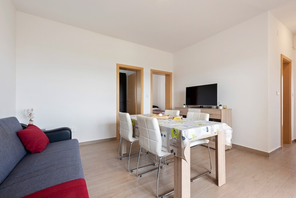 Göteborg - Sveti Filip i Jakov - Simplistic Apartment in Neviđane near Sea