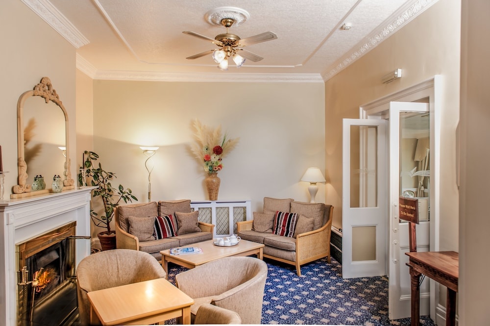 East Cowes - New Holmwood Hotel