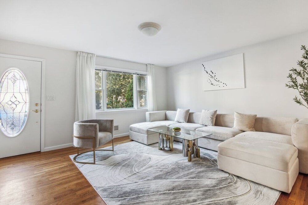 White Plains - Luxury NYC Home Game Room Free Parking